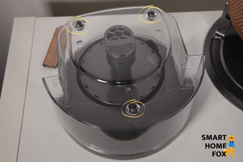 An der Unterseite vom Wassertank des Dyson Purifier Humidify+Cool Formaldehyde PH04 befinden sich Rollen